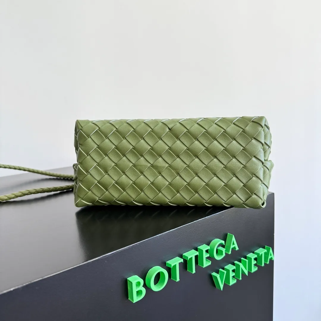 The 2023 new Andiamo batch 1860BV is shipped‼ ️Really popular🔥The new Andiamo woven handbag launched by Bottega Veneta this season is really popular all over the world! ! Celebrities at home and abroad have worn it, and Oscar-winning actress Michelle Yeoh has taken it out on the street. Song Jia, Trai Yara, Yu Feihong, Sanji Ayaka, Rosie Hunting-Whiteley, Yoshioka Riho, etc. have all picked up this bag. It is classic and versatile, showing off its temperament, and the bag capacity is also large, which is very convenient for daily commuting! ! A variety of carrying methods, the shoulder straps can be adjusted by yourself, the original lambskin feels soft and delicate, and the unisex style breaks gender boundaries and brings a more practical and longer-lasting use experience. Andiamo, which has both elegant and casual styles, perfectly interprets the true appearance of "fashionable old money style". Style number: 743568 Size: 25*22*10.5cm